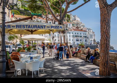 Waterfront mit Straßencafe, Amalfi, Amalfiküste, Golf von Salerno, Provinz Salerno, Campania, Süditalien, Italien Stockfoto