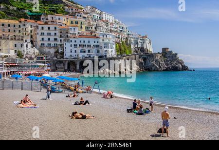 Strand mit Blick auf das Dorf am Berghang, Amalfi, Amalfiküste, Golf von Salerno, Provinz Salerno, Campania, Süditalien, Italien Stockfoto