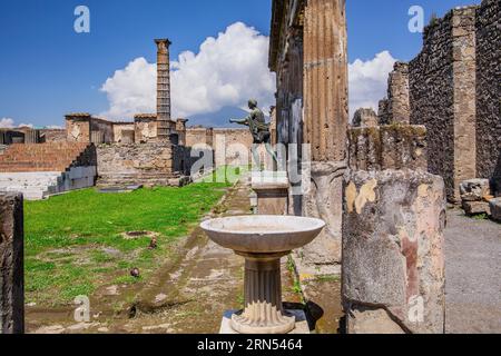 Apollo-Heiligtum mit Apollo-Statue und Vesuv in Wolken, Pompeji, Golf von Neapel, Kampanien, Süditalien, Italien Stockfoto