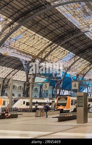 Barcelona - 31. August 2023: Aufbau und Dach des französischen Bahnhofs für Züge in Barcelona. Jugendstil. Stockfoto