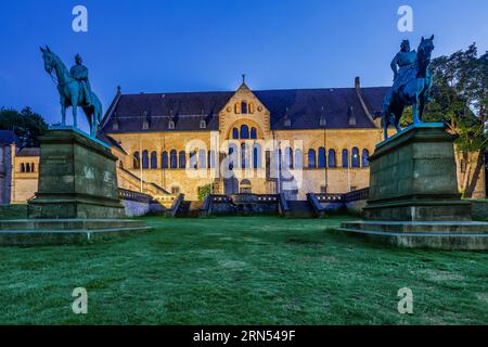 Kaiserpalast mit den Reiterstatuen Kaiser Wilhelms I. und Kaiser Barbarossa bei Dämmerung, Goslar, Harz, Niedersachsen, Deutschland Stockfoto