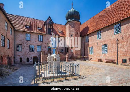 Innenhof mit Roland-Statue von Schloss Bederkesa im Schlammbad Bad Bederkesa, Dreieck Elbe-Weser, Niedersachsen, Deutschland Stockfoto