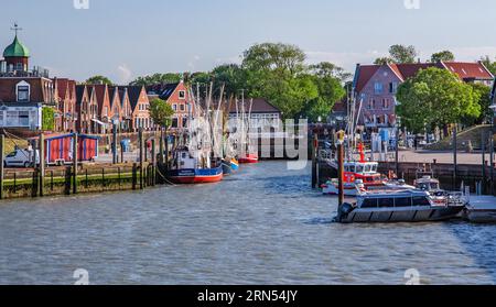 Historischer Cutterhafen mit Krabbenschneider, Neuharlingersiel, Nordsee-Spa, Nordseeküste, Nationalpark Niedersächsisches Wattenmeer, Ostfriesland, Lower Stockfoto