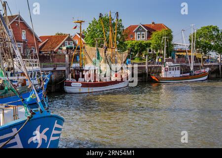 Historischer Cutterhafen mit Krabbenschneider, Neuharlingersiel, Nordsee-Spa, Nordseeküste, Nationalpark Niedersächsisches Wattenmeer, Ostfriesland, Lower Stockfoto