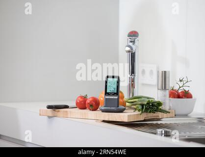 Repeater im/im Freien für digitales Grillthermometer, Grill, Grill in Küche/Kochumgebung Stockfoto