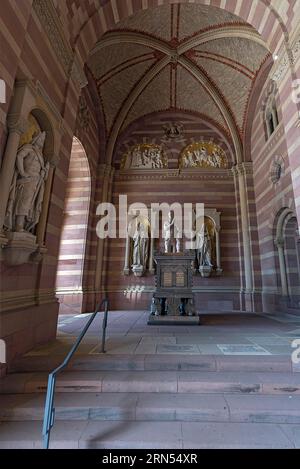 Cenotaph (leeres Grab) von Adolf von Nassau, Veranda des Speyerer Doms, Domkirche St. Mary und St. Stephan, Romanische Kaiserliche Kathedrale Stockfoto