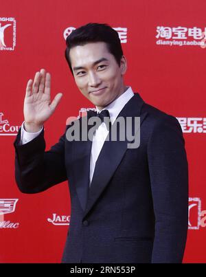 (150613) -- SHANGHAI, 13. Juni 2015 -- der südkoreanische Schauspieler Song Seung Heon geht auf dem roten Teppich beim 18. Shanghai International Film Festival in Shanghai, Ostchina, 13. Juni 2015. Das 9-tägige Festival begann am Samstag. ) (mp) CHINA-SHANGHAI-FILM FESTIVAL-OPEN (CN) DingxTing PUBLICATIONxNOTxINxCHN Shanghai 13. Juni 2015 südkoreanischer Schauspieler Song Seung Heon geht AUF dem Roten Teppich BEIM 18. Shanghai International Film Festival in Shanghai East China 13. Juni 2015 das 9-tägige Festival startete AM Samstag MP China Shanghai Film Festival Open CN DingxTing PUBLICATIONxNOTxINxCHN Stockfoto