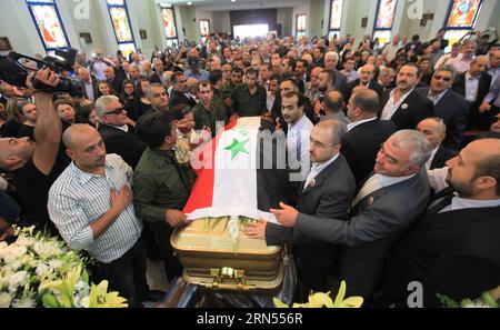 (150613) -- MADABA, 13. Juni 2015 -- Verwandte des ehemaligen irakischen Stellvertretenden Premierministers Tariq Aziz und Unterstützer der irakischen Baath-Partei in Jordanien spazieren mit seinem Sarg während seiner Beerdigung in der Kirche der Jungfrau in Madaba, in Zentral-Jordanien, 13. Juni 2015. Tariq Aziz, der im Regime Saddam Husseins diente, starb am 6. Juni in einem Gefängnis im Südirak, sagte ein irakischer Beamter. JORDANIEN-MADABA-AZIZ-BEERDIGUNG MohammadxAbuxGhosh PUBLICATIONxNOTxINxCHN Madaba 13. Juni 2015 Verwandte des ehemaligen irakischen stellvertretenden Premierministers Tariq Aziz und Unterstützer der irakischen Baath-Partei in Jordanien gehen mit seiner Kaske spazieren Stockfoto