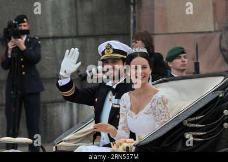 UNTERHALTUNG ADEL Schweden: Hochzeit von Prinz Carl Philip und Sofia Hellqvist 150613 -- STOCKHOLM, 13. Juni 2015 -- Schwedens Prinz Carl Philip und Prinzessin Sofia in der Kutsche grüßen die Menschen nach ihrer Hochzeitszeremonie in der Königlichen Kapelle in Stockholm, Schweden, 13. Juni 2015. SCHWEDEN-STOCKHOLM-ROYAL WEDDING RobxSchoenbaum PUBLICATIONxNOTxINxCHN Stockfoto