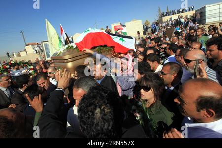 (150613) -- MADABA, 13. Juni 2015 -- Verwandte des ehemaligen irakischen stellvertretenden Premierministers Tariq Aziz und Unterstützer der irakischen Baath-Partei in Jordanien gehen mit seinem Sarg während seiner Beerdigung in Madaba, im Zentrum Jordaniens, 13. Juni 2015. Tariq Aziz, der im Regime Saddam Husseins diente, starb am 6. Juni in einem Gefängnis im Südirak, sagte ein irakischer Beamter. JORDANIEN-MADABA-AZIZ-BEGRÄBNIS MohammadxAbuxGhosh PUBLICATIONxNOTxINxCHN Madaba 13. Juni 2015 Verwandte des ehemaligen irakischen stellvertretenden Premierministers Tariq Aziz und Unterstützer der irakischen Baath-Partei in Jordanien gehen während seiner Beerdigung in Mada mit seiner Schatulle Stockfoto