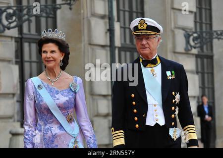 UNTERHALTUNG ADEL Schweden: Hochzeit von Prinz Carl Philip und Sofia Hellqvist (150613) -- STOCKHOLM, 13. Juni 2015 -- der schwedische König Carl XVI. Gustaf und Königin Silvia gehen auf ihrem Weg zur Hochzeitszeremonie des schwedischen Prinzen Carl Philip und Sofia Hellqvist in der Raoyal-Kapelle im Stockholmer Schloss in Stockholm, Schweden, am 13. Juni 2015. SCHWEDEN-STOCKHOLM-KÖNIGLICHE HOCHZEIT RobxSchoenbaum PUBLICATIONxNOTxINxCHN Unterhaltung Adel Schweden Hochzeit von Prinz Carl Philip und Sofia Hellqvist Stockholm 13. Juni 2015 Schweden S König Carl XVI Gustaf und Königin Silvia gehen AUF ihrem Weg zum We Stockfoto