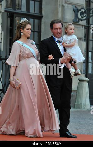 UNTERHALTUNG ADEL Schweden: Hochzeit von Prinz Carl Philip und Sofia Hellqvist (150613) -- STOCKHOLM, 13. Juni 2015 -- die schwedische Prinzessin Madeleine, ihr Ehemann Christopher O Neill und ihre Tochter Prinzessin Lenore gehen auf dem Weg zur Hochzeitszeremonie des schwedischen Prinzen Carl Philip und Sofia Hellqvist in der Raoyal-Kapelle im Stockholmer Schloss in Stockholm, Schweden, am 13. Juni 2015. SCHWEDEN-STOCKHOLM-KÖNIGLICHE HOCHZEIT RobxSchoenbaum PUBLICATIONxNOTxINxCHN Unterhaltung Adel Schweden Hochzeit von Prinz Carl Philip und Sofia Hellqvist 150613 Stockholm 13. Juni 2015 Schweden S Prinzessin Madelein Stockfoto