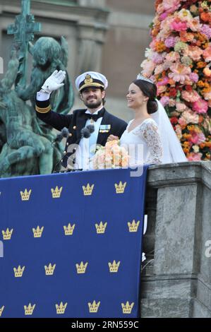 UNTERHALTUNG ADEL Schweden: Hochzeit von Prinz Carl Philip und Sofia Hellqvist (150613) -- STOCKHOLM, 13. Juni 2015 -- Schwedens Prinz Carl Philip und Prinzessin Sofia grüßen die Menschen nach ihrer Hochzeitszeremonie im Stockholmer Schloss in Stockholm, Schweden, 13. Juni 2015. ) SCHWEDEN-STOCKHOLM-KÖNIGLICHE HOCHZEIT RobxSchoenbaum PUBLICATIONxNOTxINxCHN Unterhaltung Adel Schweden Hochzeit von Prinz Carl Philip und Sofia Hellqvist 150613 Stockholm 13. Juni 2015 Schweden S Prinz Carl Philip und Prinzessin Sofia begrüßen die Prominenten nach ihrer Hochzeitszeremonie IM Stockholm Palace in Stockholm Schweden 13. Juni 2015 Stockfoto