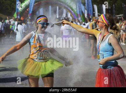 (150614) -- VANCOUVER, 13. Juni 2015 -- Runners sprühen Farbpulver aufeinander während des Farblaufs, der am 13. Juni 2015 in Vancouver, Kanada, stattfand. Tausende von Menschen nehmen am 3. Jährlichen Farbenlauf in Vancouver Teil. ) KANADA-VANCOUVER-FARBLAUF LiangxSen PUBLICATIONxNOTxINxCHN Vancouver 13. Juni 2015 LÄUFER sprühen Farbpulver gegeneinander während des Farblauf-Helden in Vancouver Kanada 13. Juni 2015 Tausende von Prominenten nehmen am 3. Jährlichen Farblauf in Vancouver Teil Vancouver Farblauf in Kanada LiangxSen PUBLICATIONxNOTxINxCHN Stockfoto