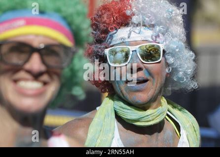 (150614) -- VANCOUVER, 13. Juni 2015 -- Läufer bedeckt mit Farbpulver lächeln während des Farblaufs in Vancouver, Kanada, 13. Juni 2015. Tausende von Menschen nehmen am 3. Jährlichen Farbenlauf in Vancouver Teil. ) KANADA-VANCOUVER-FARBLAUF LiangxSen PUBLICATIONxNOTxINxCHN Vancouver 13. Juni 2015 LÄUFER bedeckt mit Farbpulver Lächeln während des Farblauf-Helden in Vancouver Kanada 13. Juni 2015 Tausende von Prominenten nehmen am 3. Jährlichen Farblauf in Vancouver Teil Stockfoto