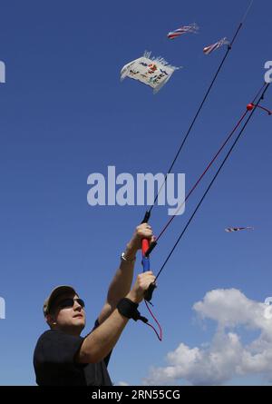 (150614) -- VANCOUVER, 13. Juni 2015 -- Ein Kite-Enthusiast demonstriert sein Kite-Fliegen-Können während des Kite-Festivals im Vanier Park in Vancouver, Kanada, 13. Juni 2015. Kite-Profis in ganz Kanada nehmen an dem 40. Jährlichen Pacific Rim Kites Festival Teil und präsentieren ihre einzigartigen Kite-Designs und Flugkünste. ) KANADA-VANCOUVER-KITE FESTIVAL LiangxSen PUBLICATIONxNOTxINxCHN Vancouver 13. Juni 2015 ein Kite-Enthusiast demonstriert seine Kite Flying Skill während des Kite Festivals IM Vanier Park in Vancouver Kanada 13. Juni 2015 Kite-Profis in ganz Kanada nehmen an der 40. Jährlichen Pacif Teil Stockfoto