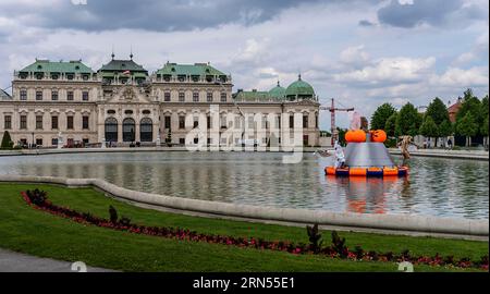 Belvedere Wien, Public Matters Kunstwerke, Goshka Macuga Space Capsule on Water Surface, Ausstellung im Schlosspark, Wien, Österreich Stockfoto