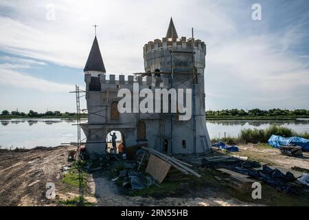 NEW ORLEANS, 10. Juni 2015 -- Foto aufgenommen am 10. Juni 2015 zeigt das Fisherman's Castle in Irish Bayou in New Orleans, Louisiana, USA, 10. Juni 2015. Simon Villemarette ließ die Burg 1981 wie ein Schloss aus dem 14. Jahrhundert errichten. Die Burg überlebte den Hurrikan Katrina und ist heute noch ein interessanter Ort. Zehn Jahre nachdem der Hurrikan Katrina New Orleans in die Knie zwang und einen emotionalen Fußabdruck in den Vereinigten Staaten hinterließ, als die Menschen beobachteten, wie die US-Regierung nicht schnell reagierte, kämpfte eine überwiegend afroamerikanische Gemeinde der Stadt immer noch Stockfoto