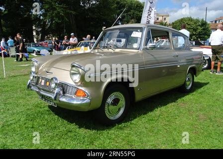 Ein Ford Anglia aus dem Jahr 1967 wurde auf der English Riviera Oldtimer Show in Paignton, Devon, England, Großbritannien ausgestellt. Stockfoto