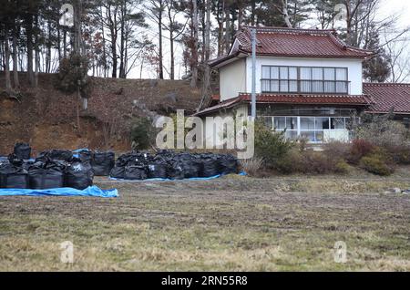 TOKIO, 2015 -- auf diesem Aktenfoto vom 7. März 2015 sind schwarze Säcke mit Ansammlungen von verunreinigten Abfällen in der Stadt Iitate, Präfektur Fukushima, Japan, zu sehen. Der Wiederaufbau der Regionen im Nordosten Japans, die vor vier Jahren von einem verheerenden Erdbeben und dem anschließenden Tsunami heimgesucht wurden, ist nach wie vor langsam. ) (zw) JAPAN-TSUNAMI-WIEDERAUFBAU LiuxTian PUBLICATIONxNOTxINxCHN Tokio 2015 in dieser Datei Foto aufgenommen AM 7. März 2015 Schwarze Säcke, die Ansammlungen kontaminierter Abfälle enthalten, sind Seen in der Stadt Iitate Fukushima Präfektur Japan Wiederaufbau der Regionen im Nordosten Stockfoto