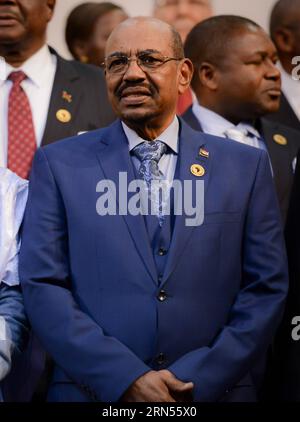 (150614) -- JOHANNESBURG, 14. Juni 2015 -- der sudanesische Präsident Omar al-Bashir zeigt während des Fotogesprächs vor der Eröffnung des 25. Gipfels der Afrikanischen Union (AU) im Sandton Convention Center in Johannesburg, Südafrika, am 14. Juni 2015. Der sudanesische Präsident Omar al-Bashir nimmt trotz Haftbefehle des Internationalen Strafgerichtshofs am 25. AU-Gipfel Teil. ) (lrz) SÜDAFRIKA-JOHANNESBURG-AU GIPFELTREFFEN-SUDAN-PRÄSIDENT ZhaixJianlan PUBLICATIONxNOTxINxCHN Johannesburg 14. Juni 2015 der sudanesische Präsident Omar Al Bashir macht Gesten während des Fotogesprächs vor der Eröffnung der 25. Afrikanischen Union Au Stockfoto