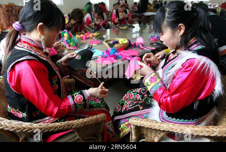 CHENGDU -- das Aktenfoto vom 1. März 2012 zeigt Frauen der ethnischen Gruppe Qiang beim Sticken im Dorf Yinxing im Kreis Wenchuan, Provinz Sichuan im Südwesten Chinas. Traditionelle Handwerke wie Stickereien wurden nach dem Erdbeben in Wenchuan 2008 gut entwickelt. Als eines der Länder, die am meisten unter Naturkatastrophen leiden, hat China seine Fähigkeit zur Bewältigung von Naturkatastrophen und zum Wiederaufbau nach Katastrophen erheblich verbessert. Nach einem tödlichen Erdbeben der Stärke 8,0 in Wenchuan im Jahr 2008 und einem Erdbeben der Stärke 7,0 in Lushan im Jahr 2013 hat die Provinz Sichuan nun erfolgreich wieder aufgebaut Stockfoto