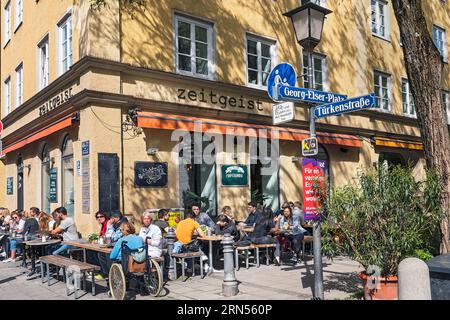 Café Zeitgeist, Georg-Elser-Platz, Maxvorstadt, München, Oberbayern, Bayern, Deutschland Stockfoto