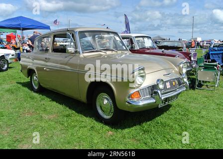 Ein Ford Anglia aus dem Jahr 1967 wurde auf der English Riviera Oldtimer Show in Paignton, Devon, England, Großbritannien ausgestellt. Stockfoto