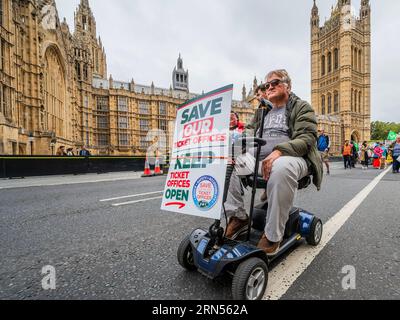 London, Großbritannien. August 2023 31. RMT-Mitglieder marschieren auf Parliament und Downing Street, um die Ticketschalter zu retten. Vor der am 1. September abgeschlossenen Konsultation zur Zukunft der Fahrkartenschalter kamen Passagiergruppen und Behindertenrechtsaktivisten hinzu. Es gab bereits rund eine halbe Million Antworten, da die Zugverkehrsunternehmen versuchen, bis zu 1000 Fahrkartenschalter zu schließen und 2300 Arbeitsplätze zu streichen. Guy Bell/Alamy Live News Stockfoto