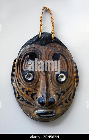 Mythologische Holzmaske, Souvenir aus Madang, Papua-Neuguinea, Pazifik Stockfoto