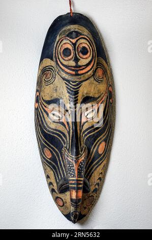 Mythologische Holzmaske, Souvenir aus Madang, Papua-Neuguinea, Pazifik Stockfoto