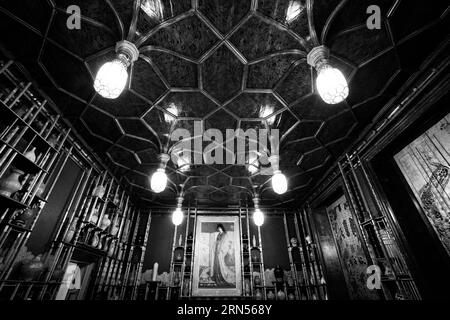 Peacock Room Interior, Freer Gallery, Washington, D.C. Schwarzweißfoto mit der verzierten Decke, den Regalen mit Töpferwaren und einem Porträt. Stockfoto