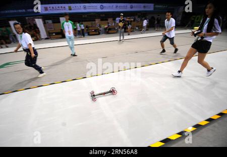 (150615) -- PEKING, 15. Juni 2015 -- Wettbewerber kontrollieren ihr elastisches Modellauto während des Wettbewerbs in Peking, Hauptstadt von China, 15. Juni 2015. Die Formel-E China Design Championship 2015 fand am Montag an der Technischen Universität Peking statt. Fünfunddreißig Teams von 14 Universitäten in China nahmen an dem globalen Finale Teil, das im August in Los Angeles stattfand. ) (Zkr) CHINA-BEIJING-FORMULA-E DESIGN CHAMPIONSHIP (CN) LiuxYongzhen PUBLICATIONxNOTxINxCHN Peking 15. Juni 2015 Teilnehmer kontrollieren ihr elastisches Modellauto während des Wettbewerbs in Peking Hauptstadt Chin Stockfoto