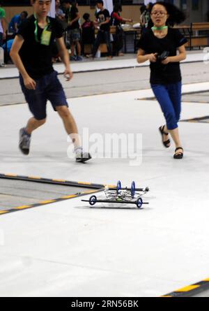 (150615) -- PEKING, 15. Juni 2015 -- Wettbewerber kontrollieren ihr elastisches Modellauto während des Wettbewerbs in Peking, Hauptstadt von China, 15. Juni 2015. Die Formel-E China Design Championship 2015 fand am Montag an der Technischen Universität Peking statt. Fünfunddreißig Teams von 14 Universitäten in China nahmen an dem globalen Finale Teil, das im August in Los Angeles stattfand. ) (Zkr) CHINA-BEIJING-FORMULA-E DESIGN CHAMPIONSHIP (CN) LiuxYongzhen PUBLICATIONxNOTxINxCHN Peking 15. Juni 2015 Teilnehmer kontrollieren ihr elastisches Modellauto während des Wettbewerbs in Peking Hauptstadt Chin Stockfoto
