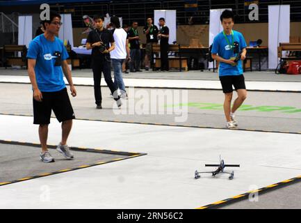 (150615) -- PEKING, 15. Juni 2015 -- Wettbewerber kontrollieren ihr elastisches Modellauto während des Wettbewerbs in Peking, Hauptstadt von China, 15. Juni 2015. Die Formel-E China Design Championship 2015 fand am Montag an der Technischen Universität Peking statt. Fünfunddreißig Teams von 14 Universitäten in China nahmen an dem globalen Finale Teil, das im August in Los Angeles stattfand. ) (Zkr) CHINA-BEIJING-FORMULA-E DESIGN CHAMPIONSHIP (CN) LiuxYongzhen PUBLICATIONxNOTxINxCHN Peking 15. Juni 2015 Teilnehmer kontrollieren ihr elastisches Modellauto während des Wettbewerbs in Peking Hauptstadt Chin Stockfoto