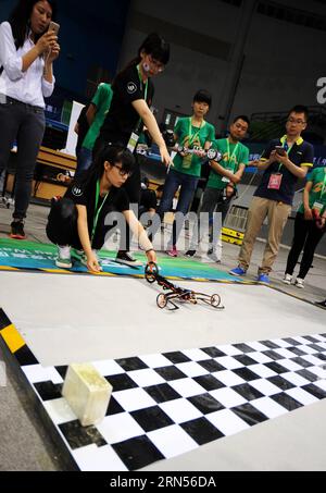 (150615) -- PEKING, 15. Juni 2015 -- die Wettbewerber setzten ihr elastisches Modellauto während des Wettbewerbs in Peking, der Hauptstadt Chinas, am 15. Juni 2015 in den Start. Die Formel-E China Design Championship 2015 fand am Montag an der Technischen Universität Peking statt. Fünfunddreißig Teams von 14 Universitäten in China nahmen an dem globalen Finale Teil, das im August in Los Angeles stattfand. ) (Zkr) CHINA-BEIJING-FORMULA-E DESIGN CHAMPIONSHIP (CN) LiuxYongzhen PUBLICATIONxNOTxINxCHN Peking 15. Juni 2015 Teilnehmer stellten ihr elastisches Modellauto beim Wettbewerb in Beiji AUF den Start Stockfoto