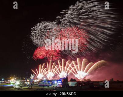 ZAGREB, 14. Juni 2015 – Feuerwerk erleuchtet den Himmel während des 15. Internationalen Feuerwerkfestivals am Bundek-See in Zagreb, Kroatien, 14. Juni 2015. Pyrotechnische Teams aus Italien, Slowenien und Kroatien nahmen an dem traditionellen dreitägigen Feuerwerk Teil. ) KROATIEN-ZAGREB-FIREWORKS FESTIVAL MisoxLisanin PUBLICATIONxNOTxINxCHN Zagreb 14. Juni 2015 Fireworks Light Up the Sky während des 15. Internationalen FEUERWERKFESTIVALS AM Bundek See in Zagreb Kroatien 14. Juni 2015 pyrotechnische Teams aus Italien Slowenien und Kroatien nahmen AM traditionellen dreitägigen Feuerwerkfestival Kroatien Zagreb Fi Teil Stockfoto