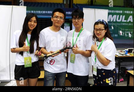 (150615) -- PEKING, 15. Juni 2015 -- Wettbewerber zeigen ihr elastisches Modellauto während des Wettbewerbs in Peking, Hauptstadt von China, 15. Juni 2015. Die Formel-E China Design Championship 2015 fand am Montag an der Technischen Universität Peking statt. Fünfunddreißig Teams von 14 Universitäten in China nahmen an dem globalen Finale Teil, das im August in Los Angeles stattfand. ) (Zkr) CHINA-BEIJING-FORMULA-E DESIGN CHAMPIONSHIP(CN) LiuxYongzhen PUBLICATIONxNOTxINxCHN Peking 15. Juni 2015 Teilnehmer zeigen ihr elastisches Modellauto während des Wettbewerbs in Peking Hauptstadt von China Juni Stockfoto