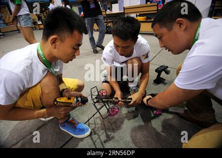 (150615) -- PEKING, 15. Juni 2015 -- Wettbewerber drehen Gummiband, um Energie für ihr elastisches Modellauto während des Wettbewerbs in Peking, Hauptstadt von China, am 15. Juni 2015 zu liefern. Die Formel-E China Design Championship 2015 fand am Montag an der Technischen Universität Peking statt. Fünfunddreißig Teams von 14 Universitäten in China nahmen an dem globalen Finale Teil, das im August in Los Angeles stattfand. ) (Zkr) CHINA-BEIJING-FORMULA-E DESIGN CHAMPIONSHIP(CN) LiuxYongzhen PUBLICATIONxNOTxINxCHN Peking 15. Juni 2015 Teilnehmer Twist Rubber Tie to Supply Power for their Elastic Stockfoto