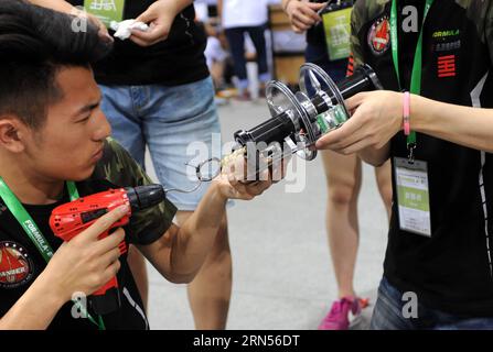 (150615) -- PEKING, 15. Juni 2015 -- Wettbewerber drehen Gummiband, um Energie für ihr elastisches Modellauto während des Wettbewerbs in Peking, Hauptstadt von China, am 15. Juni 2015 zu liefern. Die Formel-E China Design Championship 2015 fand am Montag an der Technischen Universität Peking statt. Fünfunddreißig Teams von 14 Universitäten in China nahmen an dem globalen Finale Teil, das im August in Los Angeles stattfand. ) (Zkr) CHINA-BEIJING-FORMULA-E DESIGN CHAMPIONSHIP(CN) LiuxYongzhen PUBLICATIONxNOTxINxCHN Peking 15. Juni 2015 Teilnehmer Twist Rubber Tie to Supply Power for their Elastic Stockfoto