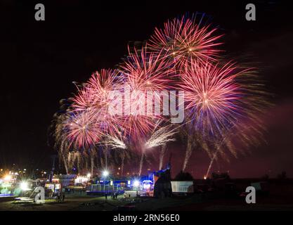 ZAGREB, 14. Juni 2015 – Feuerwerk erleuchtet den Himmel während des 15. Internationalen Feuerwerkfestivals am Bundek-See in Zagreb, Kroatien, 14. Juni 2015. Pyrotechnische Teams aus Italien, Slowenien und Kroatien nahmen an dem traditionellen dreitägigen Feuerwerk Teil. ) KROATIEN-ZAGREB-FIREWORKS FESTIVAL MisoxLisanin PUBLICATIONxNOTxINxCHN Zagreb 14. Juni 2015 Fireworks Light Up the Sky während des 15. Internationalen FEUERWERKFESTIVALS AM Bundek See in Zagreb Kroatien 14. Juni 2015 pyrotechnische Teams aus Italien Slowenien und Kroatien nahmen AM traditionellen dreitägigen Feuerwerkfestival Kroatien Zagreb Fi Teil Stockfoto