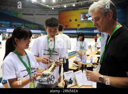 (150615) -- PEKING, 15. Juni 2015 -- Wettbewerber kommunizieren mit einem ausländischen Richter während des Wettbewerbs in Peking, Hauptstadt von China, 15. Juni 2015. Die Formel-E China Design Championship 2015 fand am Montag an der Technischen Universität Peking statt. Fünfunddreißig Teams von 14 Universitäten in China nahmen an dem globalen Finale Teil, das im August in Los Angeles stattfand. ) (Zkr) CHINA-BEIJING-FORMULA-E DESIGN CHAMPIONSHIP (CN) LiuxYongzhen PUBLICATIONxNOTxINxCHN Peking 15. Juni 2015 Teilnehmer kommunizieren mit einem ausländischen Richter während des Wettbewerbs in Peking Hauptstadt von CH Stockfoto