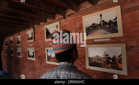 (150615) -- BHAKTAPUR, 15. Juni 2015 -- Eine lokale besucht eine Fotoausstellung, die die Kulturstätten vor und nach einem Erdbeben in einem Programm zur Eröffnung der UNESCO-Kulturstätten des Kathmandu-Tals für Touristen auf dem Bhaktapur Durbar-Platz in Nepal zeigt, 15. Juni 2015. ) NEPAL-BHAKTAPUR-WIEDERERÖFFNUNG VON KULTURERBE-STÄTTEN SunilxSharma PUBLICATIONxNOTxINxCHN Bhaktapur 15. Juni 2015 ein lokaler Besuch einer Fotoausstellung, die die Kulturerbe-Stätten vor und nach dem Erdbeben IN einem Programm zur Eröffnung DER UNESCO-Kulturerbe-Stätten des Kathmandu-Tals für Touristen IN Bhaktapur Durbar S zeigt Stockfoto