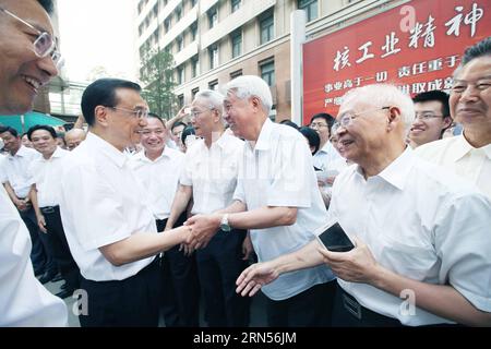 (150615) -- PEKING, 15. Juni 2015 -- der chinesische Premier Li Keqiang inspiziert China Nuclear Power Engineering Co., Ltd. In Peking, Hauptstadt von China, 15. Juni 2015. Li hatte am Montag eine Inspektionsreise zu China Nuclear Power Engineering Co., Ltd. Und dem Ministerium für Industrie und Informationstechnologie. )(wjq) CHINA-BEIJING-LI KEQIANG-INSPECTION (CN) YaoxDawei PUBLICATIONxNOTxINxCHN Peking 15. Juni 2015 Chinesischer Premier links Keqiang Inspect China Nuclear Power Engineering Co Ltd in Peking Hauptstadt von China 15. Juni 2015 links musste Inspektionstour nach China Nuclear Power Engineering Co Ltd und dem Mi Stockfoto