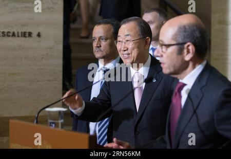 POLITIK UN-Generalsekretär Ban Ki-moon trifft sich zu Friedensgesprächen mit Vertretern der jemenitischen Regierung in Genf (150615) -- GENF, 15. Juni 2015 -- UN-Generalsekretär Ban Ki-moon (C) hält nach einem Treffen mit Vertretern der jemenitischen Regierung am 15. Juni 2015 in Genf, Schweiz, eine Pressekonferenz ab. UN-Generalsekretär Ban Ki-moon warnte am Montag nach Treffen mit Vertretern der jemenitischen Regierung und der Gruppe der 16 und dass im Falle Jemens die Tickuhr kein Zeitmesser, sondern eine Zeitbombe sei. ) SCHWEIZ-GENF-UN-JEMEN-KONSULTATION XUXJINQUAN PUB Stockfoto