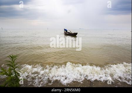 150615 -- DUCHANG, 15. Juni 2015 -- Ein Fischer fischt im Duchang-Wassergebiet des Poyang-Sees in der ostchinesischen Provinz Jiangxi, 15. Juni 2015. Der Poyang Lake, Chinas größter Süßwassersee, hat sich aufgrund anhaltender starker Regenfälle in den letzten zwei Monaten fast verdreifacht, und der Wasserstand steigt immer noch an. Fu Jianbinwjq CHINA-JIANGXI-POYANG SEE-WASSERSPIEGELANSTIEG CN FuxJianbing PUBLICATIONxNOTxINxCHN Stockfoto