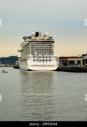 Seattle, WA - 5. August 2023: Norwegisches Schiff Bliss legt an einem bewölkten Tag im Hafen an Stockfoto