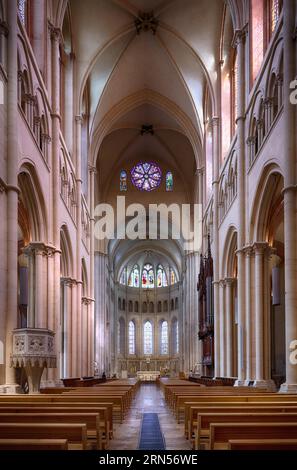 Innenansicht der Kathedrale Saint-Jean, des offiziellen französischen Eglise Saint-Jean-Baptiste-et-Saint-Etienne, des Kirchenschiffs und des Chorraums, Lyon, Departement Rhone Stockfoto