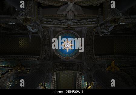 Gewölbe, Kirchendecke im Kirchenschiff mit Mosaiken und Gemälden, Basilika Notre-Dame de Fourviere, Lyon, Departement Rhone, Region Stockfoto