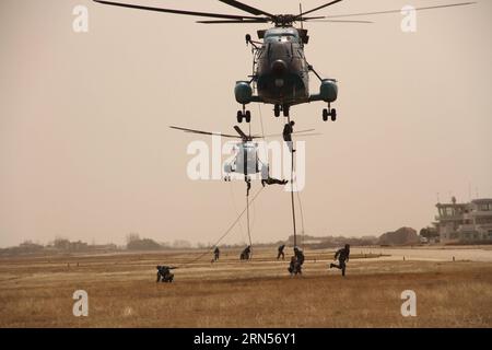 (150616) -- PEKING, 16. Juni 2015 -- das Foto zeigt Soldaten der Luftwaffenspezial-Einsatztruppe der chinesischen Luftwaffe, die am 3. März 2015 an einer Übung teilnahmen. Am 15. Juni 2015 fuhr eine spezielle Luftwaffeneinsatztruppe der chinesischen Luftwaffe nach Belarus, um an der China-Belarus-Dashing Eagle 2015-Terrorismusbekämpfung teilzunehmen, die am 27. Juni endet. ) (lfj) CHINA-AIR FORCE-DASHING EAGLE 2015 ÜBUNG (CN ) HuangxHui PUBLICATIONxNOTxINxCHN Peking 16. Juni 2015 Datei Foto zeigt Soldaten der Special Airborne Operation Trupp der chinesischen Luftwaffe, die AM 3. März 2015 einen Special Airbor absolviert haben Stockfoto
